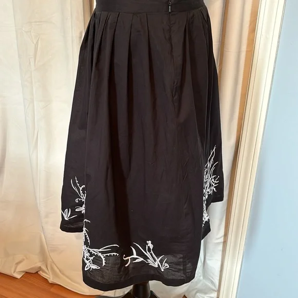 Gorgeous Skirt with Embroidered Decor - Picture 2 of 6